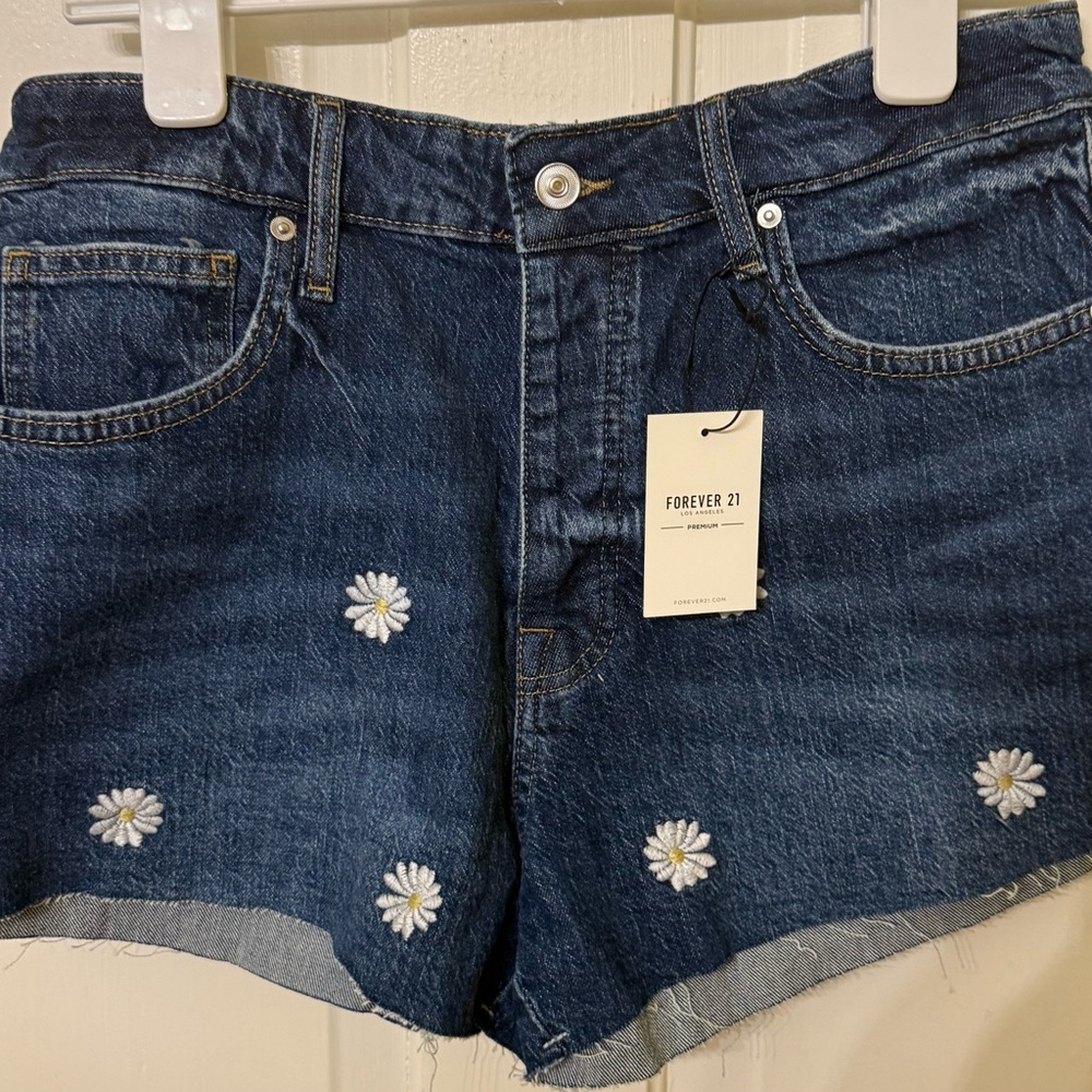 Forever 21 Embroidered Daisy Blk Cutoff Denim Shorts NWT - Picture 4 of 4